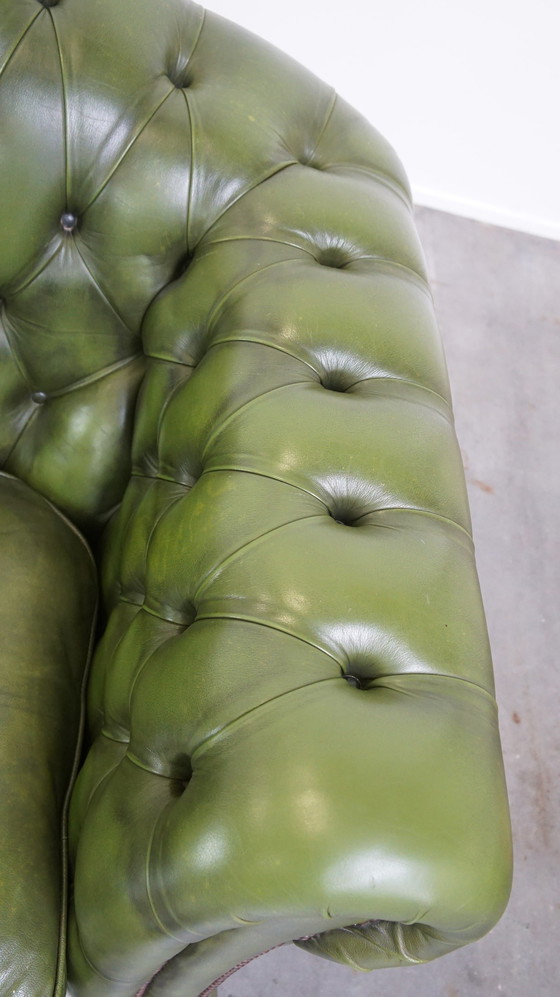 Image 1 of Canapé Chesterfield 2,5 places en cuir de boeuf vert