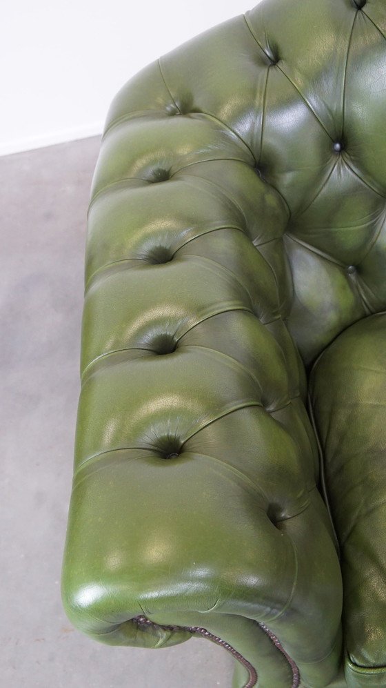 Image 1 of Canapé Chesterfield 2,5 places en cuir de boeuf vert