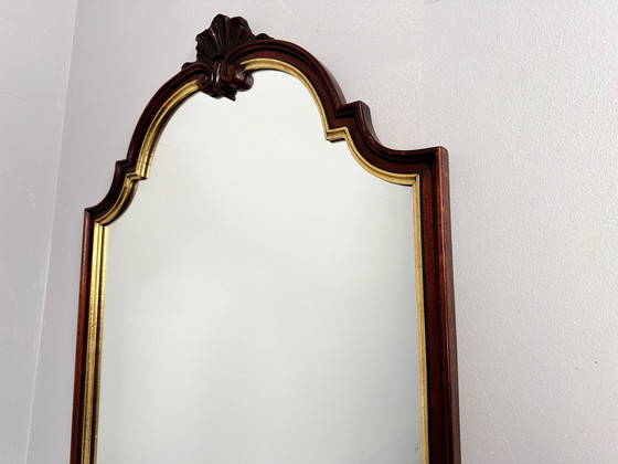 Image 1 of Grand miroir vintage encadré de bois sculpté
