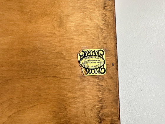 Image 1 of Grand miroir vintage encadré de bois sculpté