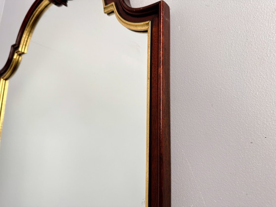 Image 1 of Grand miroir vintage encadré de bois sculpté