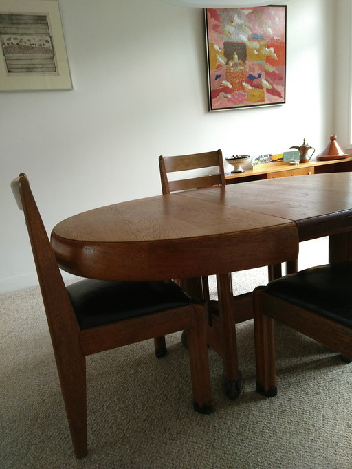 Table et chaises de salle à manger de l'école d'Amsterdam