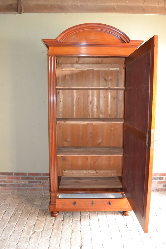 Image 1 of Armoire de toilette classique en acajou, penderie