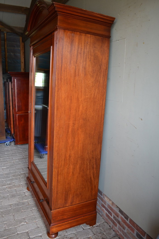 Image 1 of Armoire de toilette classique en acajou, penderie