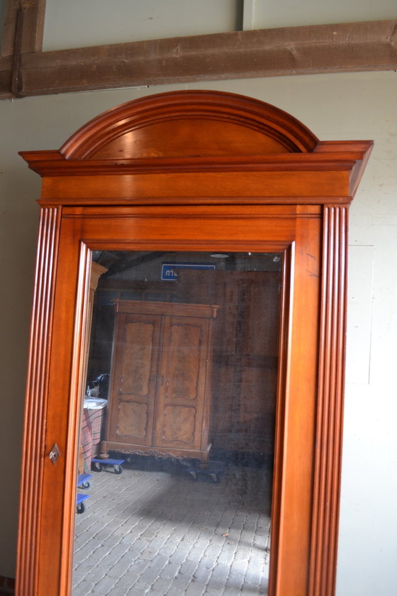 Image 1 of Armoire de toilette classique en acajou, penderie