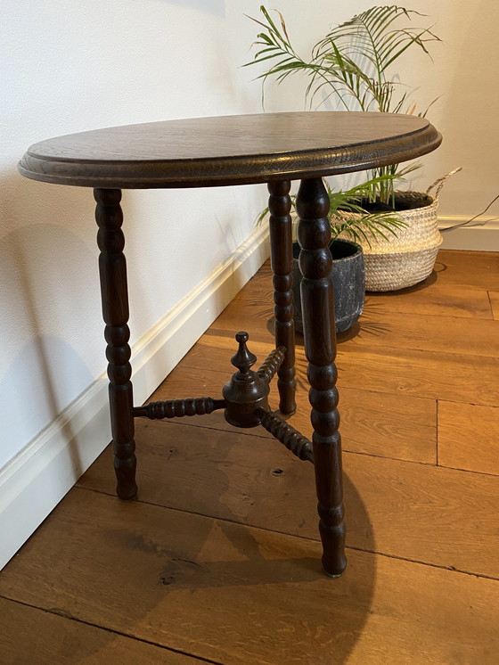 Image 1 of Table d'appoint ronde à trépied