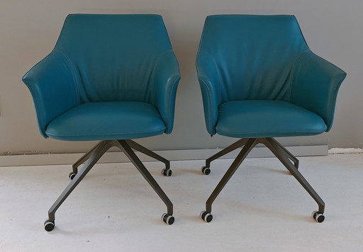 2x Leolux Mara Twist Chair