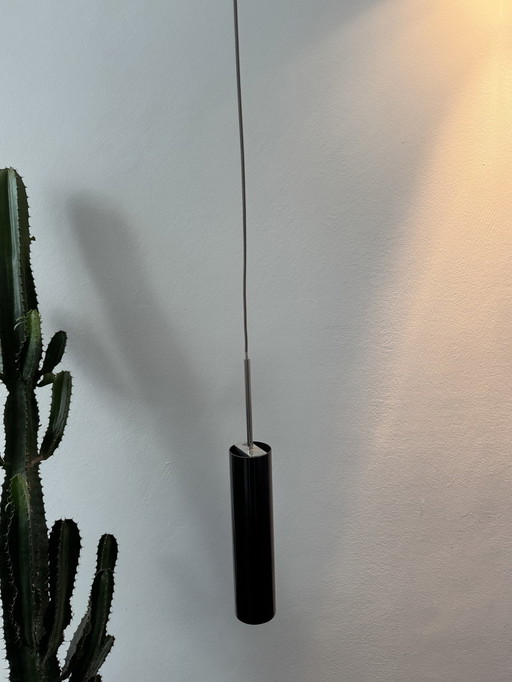 2X Lampe pendante Lucenera 504 par Catellani & Smith, noir, métal avec tube en fibre de carbone.