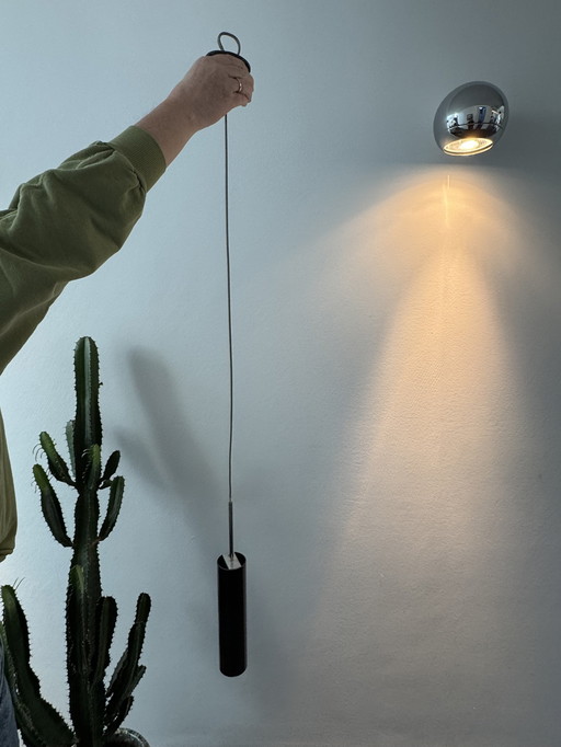 2X Lampe pendante Lucenera 504 par Catellani & Smith, noir, métal avec tube en fibre de carbone.