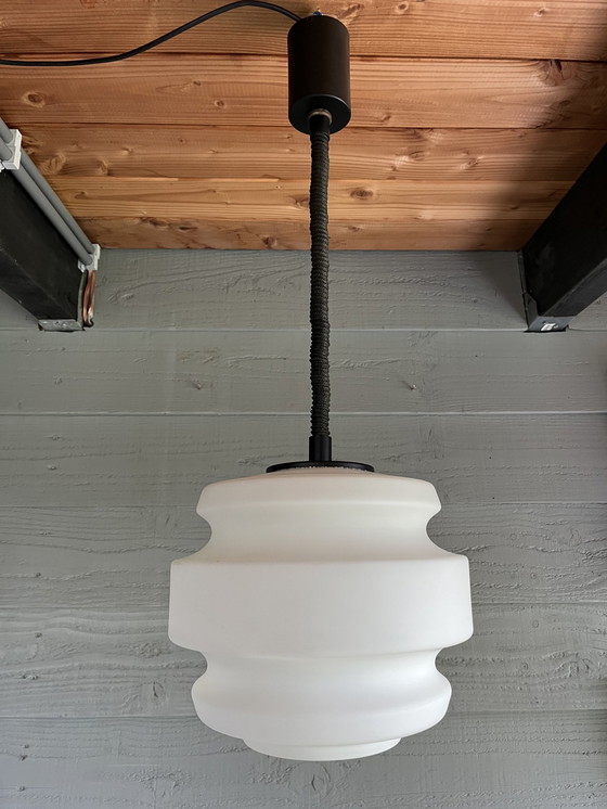 Image 1 of Lampe suspendue vintage en verre opale du Mid Century