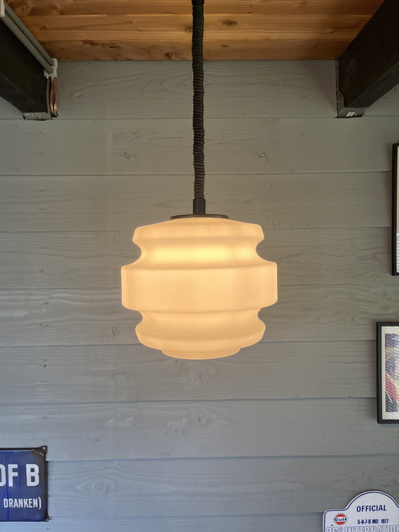 Image 1 of Lampe suspendue vintage en verre opale du Mid Century