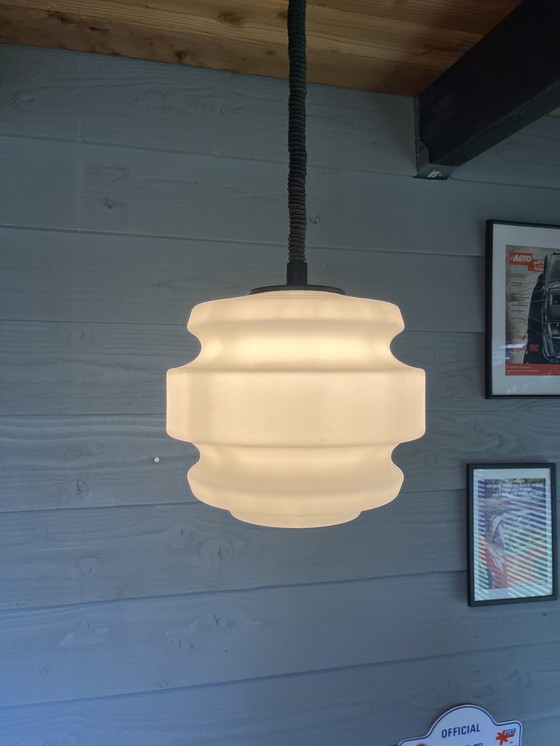 Image 1 of Lampe suspendue vintage en verre opale du Mid Century