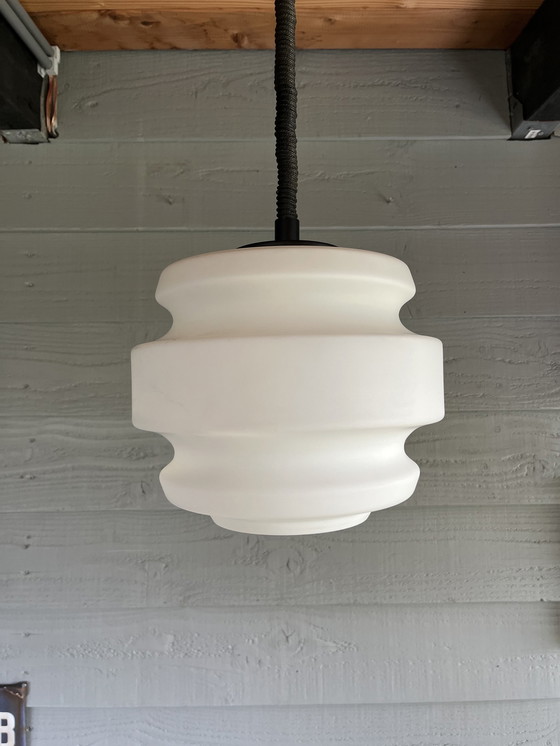 Image 1 of Lampe suspendue vintage en verre opale du Mid Century