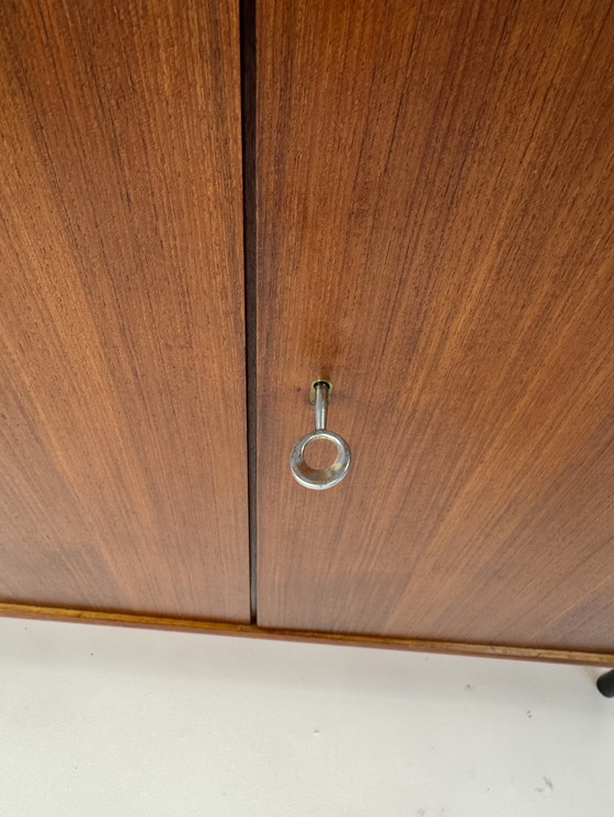 Image 1 of  Armoire en teck du Mid Century - étroite et verrouillable