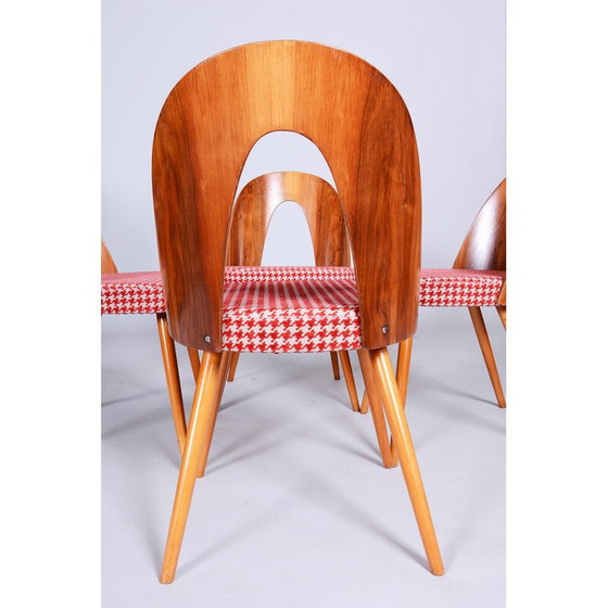 Image 1 of Ensemble de 4 chaises vintage en hêtre, noyer et tissu par Antonin Suman, Tchécoslovaquie 1950