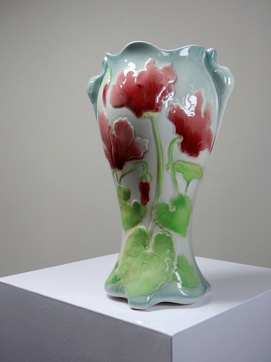 Image 1 of Vase Faïence De St Clément Barbotine Cyclamens Ancien Années 1900-1920