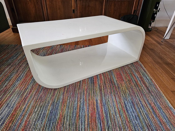 Image 1 of Table basse blanche brillante