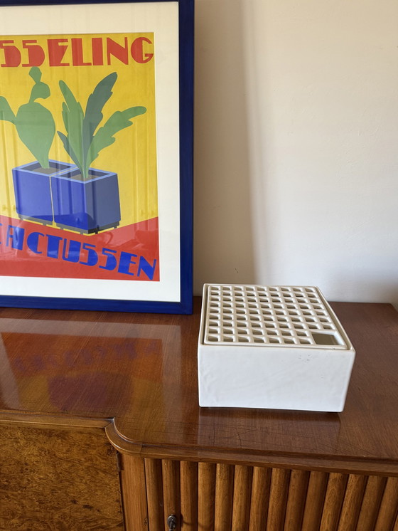 Image 1 of Studio Opi, White Space Age Mod. Vase / Cendrier Ikebana en céramique, Gabbianelli Italie Ca. 1970