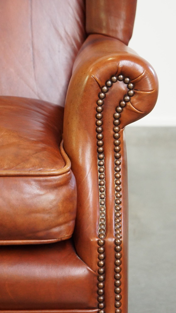 Image 1 of Fauteuil à oreilles en cuir lisse avec clous décoratifs