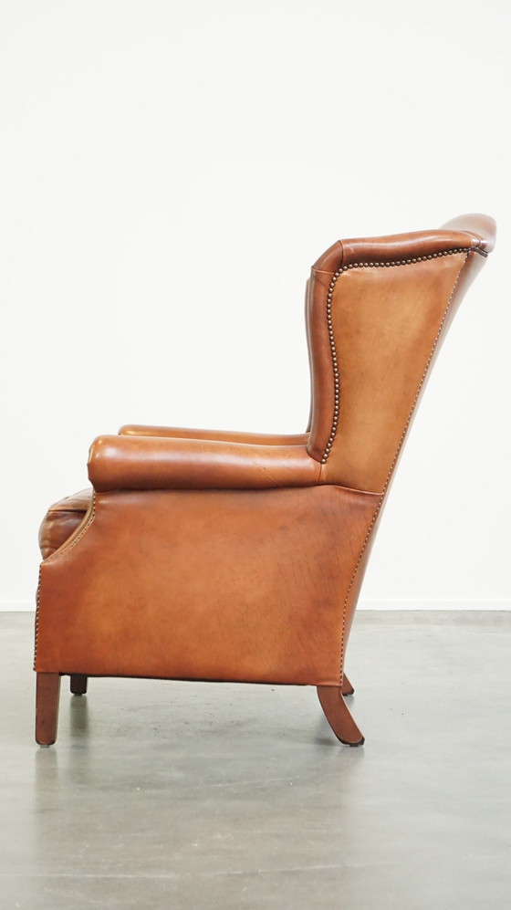 Image 1 of Fauteuil à oreilles en cuir lisse avec clous décoratifs