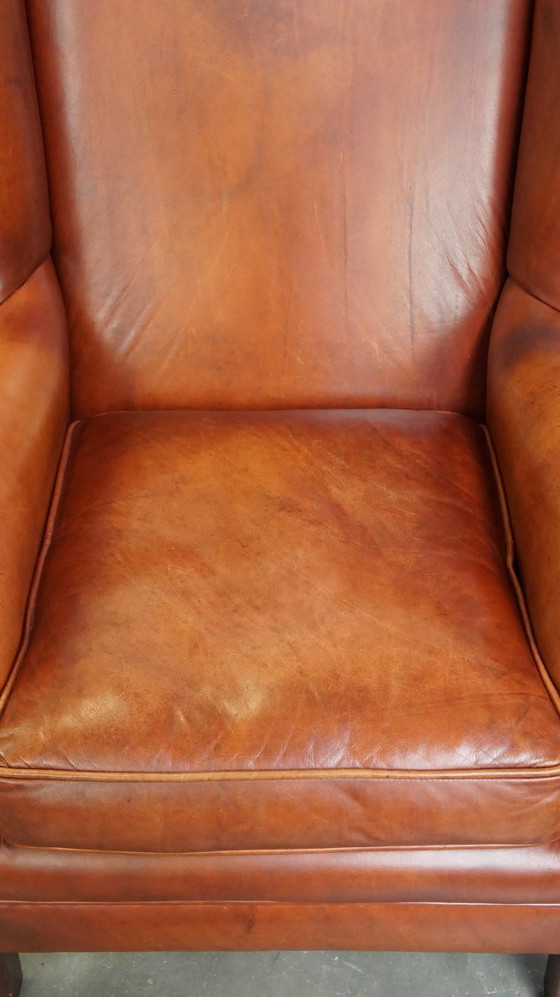 Image 1 of Fauteuil à oreilles en cuir lisse avec clous décoratifs