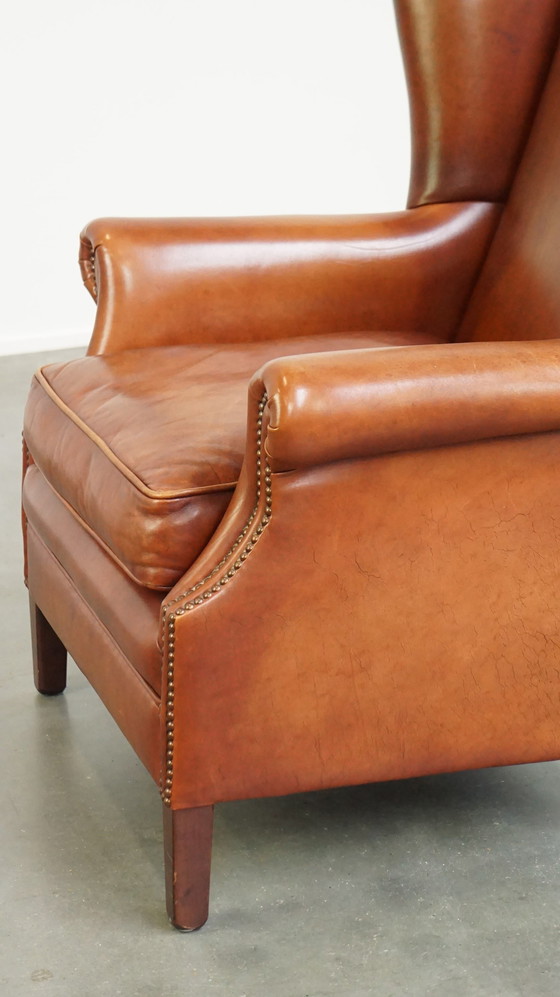 Image 1 of Fauteuil à oreilles en cuir lisse avec clous décoratifs