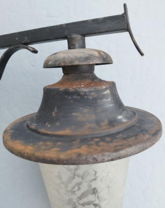 Image 1 of Lampe Applique De Cour Ancienne, Industrielle Fer Et Globe Verre