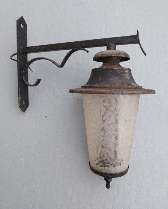 Image 1 of Lampe Applique De Cour Ancienne, Industrielle Fer Et Globe Verre