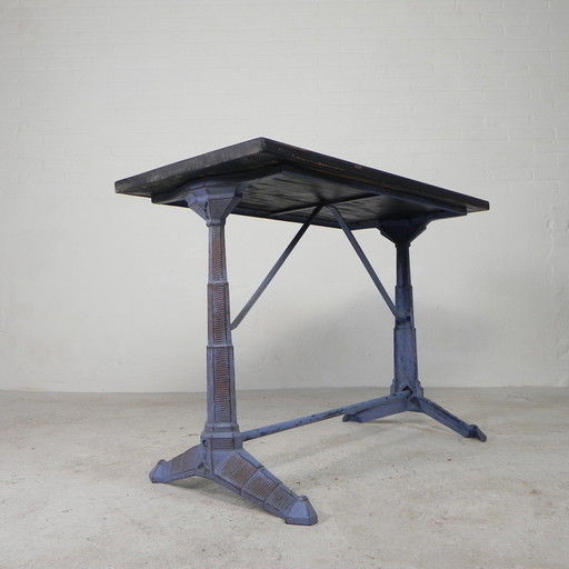 Table de bistrot art déco avec structure en fonte et plateau en pin, années 1930