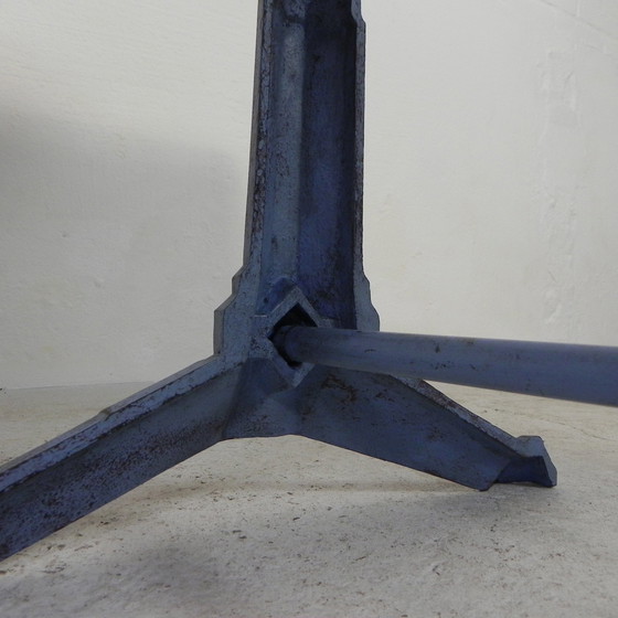 Image 1 of Table de bistrot art déco avec structure en fonte et plateau en pin, années 1930