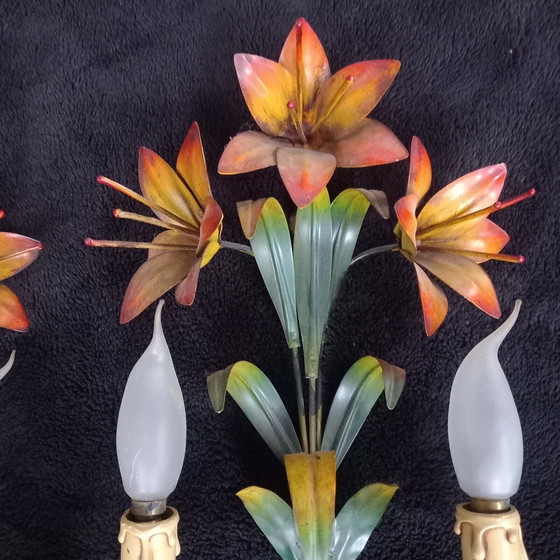 Image 1 of Paire Appliques Anciennes Lampes Xx Tôle Fer Fleurs Lys Vintage 20Ème