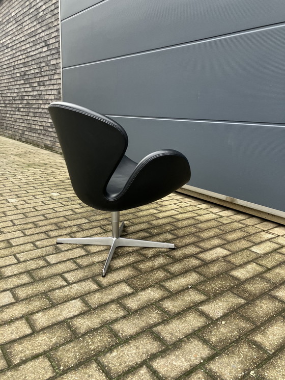 Image 1 of Chaise de cygne Fritz Hansen en cuir noir d'origine Très bon état !