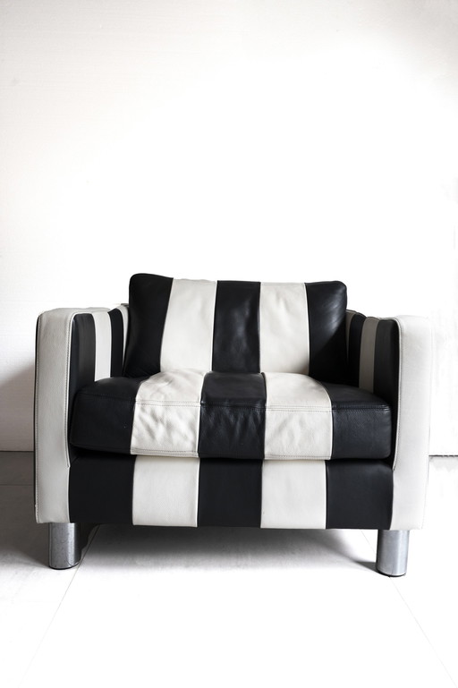 Fauteuil Montel, cuir véritable, Loveseat, rayé noir-blanc. Memphis, design épuré.