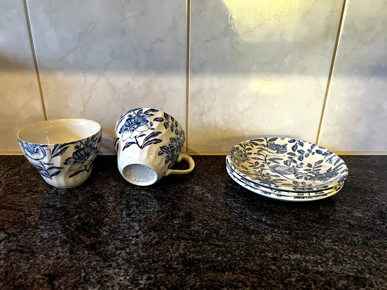 Image 1 of Vaisselle anglaise 3 soucoupes et 2 tasses