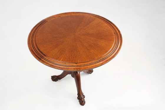 Image 1 of Ancienne table d'appoint circulaire en chêne anglaise sculptée à la main avec pieds en tête de lion