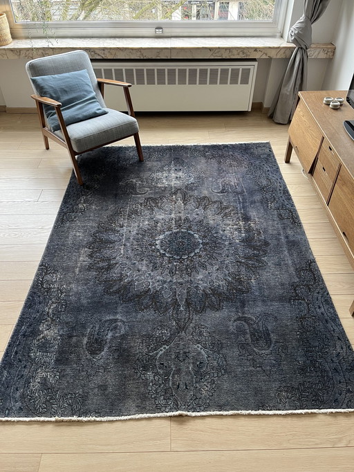 Tapis persan en laine bleu foncé à l'aspect vintage