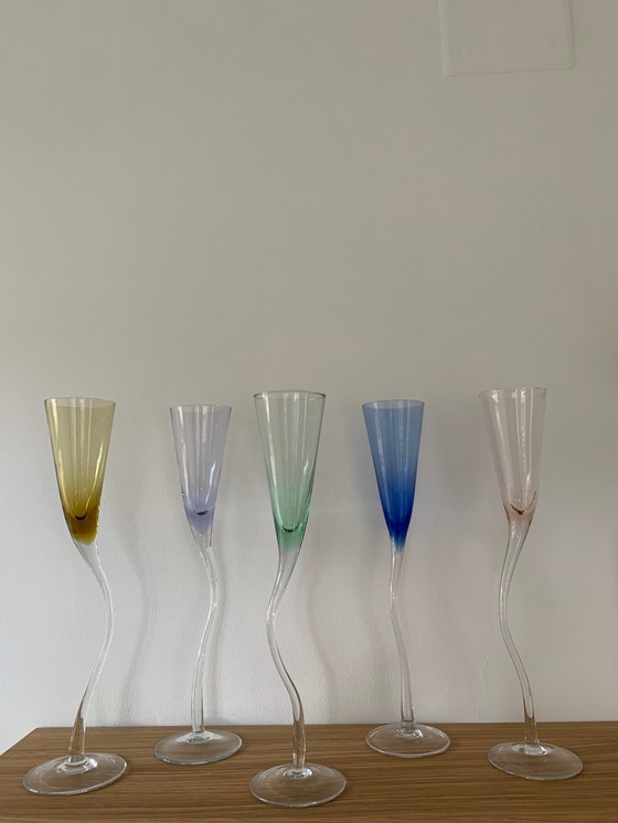 Image 1 of Set de 5 flûtes à champagne dansantes multicolores