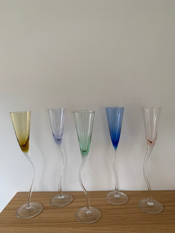 Image 1 of Set de 5 flûtes à champagne dansantes multicolores