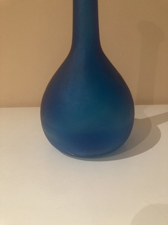Image 1 of Vase vintage en verre dépoli azur