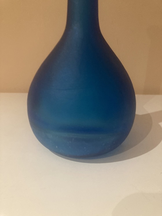 Image 1 of Vase vintage en verre dépoli azur