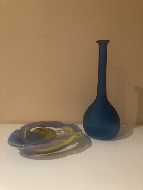 Image 1 of Vase vintage en verre dépoli azur