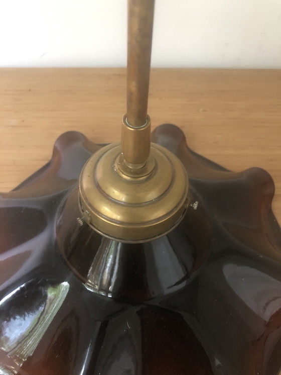 Image 1 of Lampe pendante vintage française émail ondulé brun avec cuivre