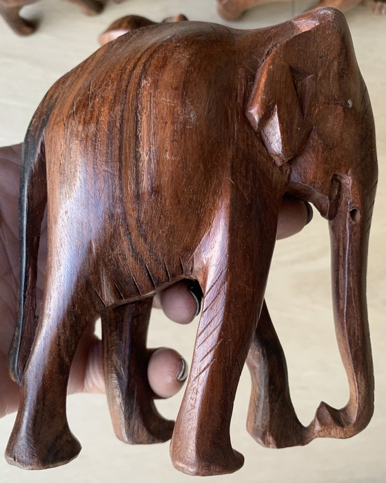 Image 1 of Ensemble vintage d'éléphants en bois dur, sculptés à la main