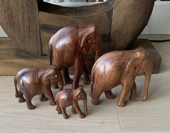 Image 1 of Ensemble vintage d'éléphants en bois dur, sculptés à la main