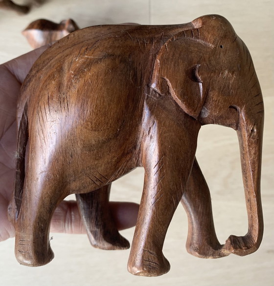 Image 1 of Ensemble vintage d'éléphants en bois dur, sculptés à la main