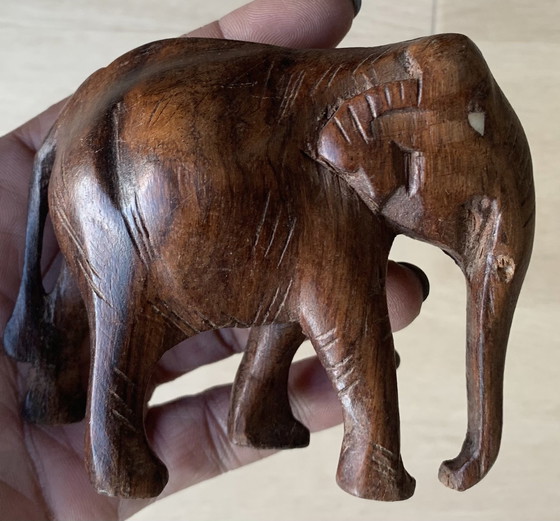 Image 1 of Ensemble vintage d'éléphants en bois dur, sculptés à la main