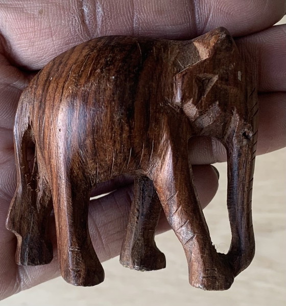 Image 1 of Ensemble vintage d'éléphants en bois dur, sculptés à la main