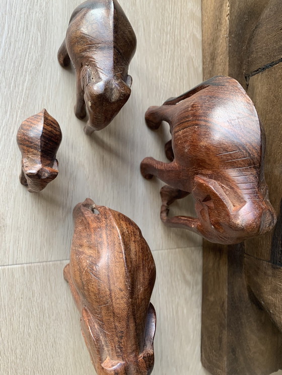 Image 1 of Ensemble vintage d'éléphants en bois dur, sculptés à la main