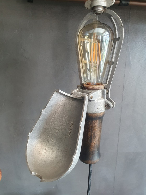 Image 1 of Lampe de travail Crouse Hinds 'Troublelight' des années 1930.