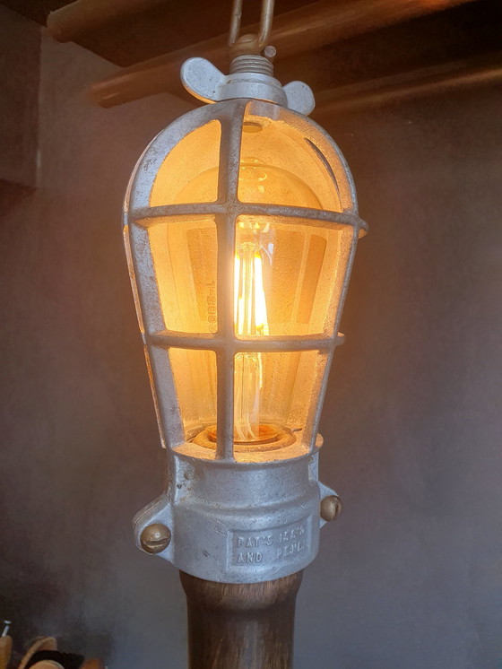 Image 1 of Lampe de travail Crouse Hinds 'Troublelight' des années 1930.